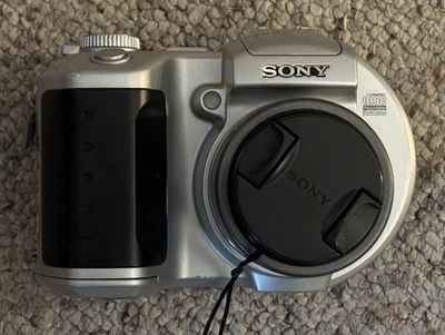 Sony Mavica MVC-CD250 Digital Still Camera 2.0MP Noise Reduction 3x Optical Zoom - Image 1 of 4