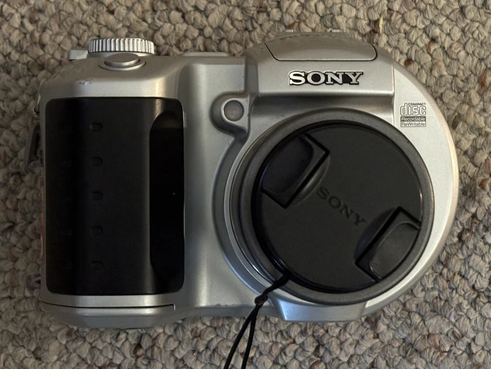 Sony Mavica MVC-CD250 Digital Still Camera 2.0MP Noise Reduction 3x Optical Zoom - Image 1 of 4
