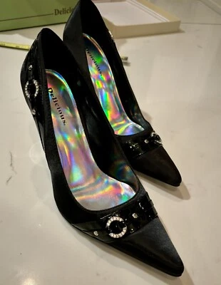 🩶🖤Nuevo Delicioso Negro Satinado Tacones de Aguja Acentos Estrás Talla 7.5 Foto 1 de 4