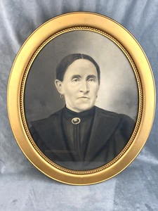 Antiguo retrato de mujer al carbón con hermoso marco ovalado vintage y sin daños - Imagen 1 de 10