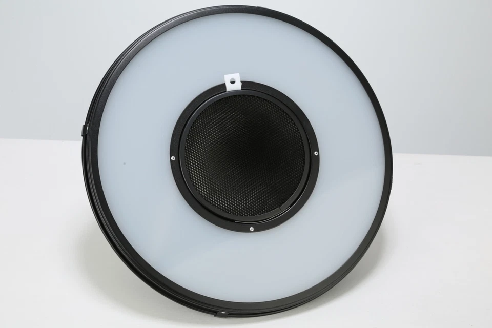 Bowens Studio Lighting BW-1899 Reflector and BW-1866 Grid Defuser - Image 1 of 4