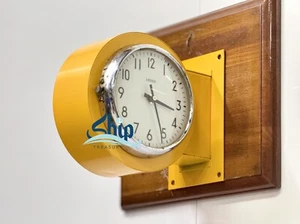 Antiguo Reloj de Pared Eléctrico Doble Cara Barco Acero Pintado Amarillo Diseño Náutico Hogar - Imagen 1 de 13