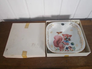 Assiette bouillie bébé PARIS FRANCE écureuil aux cubes bouchon boite - Picture 1 of 5