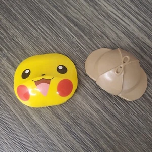 Mega Costruzioni Pokemon Detective Pikachu Ricambio Viso e Cappello Blocco Pezzi - Foto 1 di 4