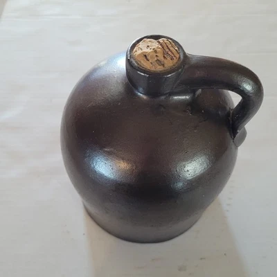 Antigua jarra de gres esmaltado con sal marrón con tapa de corcho vasija de whisky 9"  Foto 1 de 4