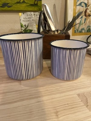 "Juego de macetas de metal a rayas azules y blancas de dos-4""x4,5"" y 4,75""x5""" Foto 1 de 4