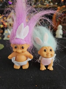 Menge 2 Russ Oster Troll Babys - 1 Krabbel und 1 stehend 2 1/2" - Bild 1 von 7