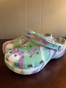 Crocs Damen klassische Plateau marmoriert Batik Clogs grün lila Größe 8 - Bild 1 von 11