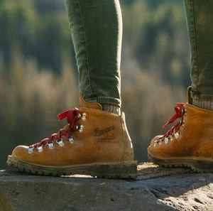 Danner Women's Mountain Light Cascade Leather Hiking Boots Size 8 Vibram N28 - Picture 1 of 10