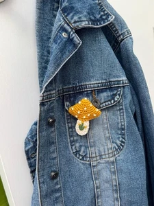 Handgefertigte gehäkelte Senf Pilz Brosche - Fliegenpilz Pin für Jacke, Tasche oder Hut - Bild 1 von 5