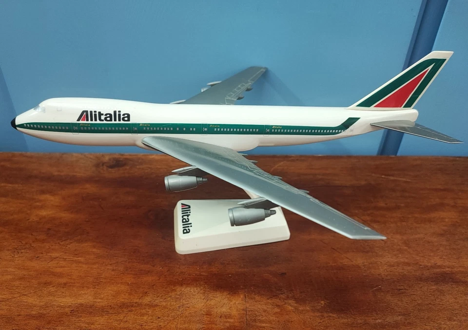 MODELLINO AEREO ALITALIA BOEING 747-200 PLASTICA SCALA 1/250 VINTAGE - JUMBO JET - Immagine 1 di 4