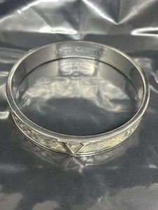 Vince Camuto Silver Tone White Grey Python Inlay “V” Letter Bangle Bracelet 8.5” - Picture 1 of 3