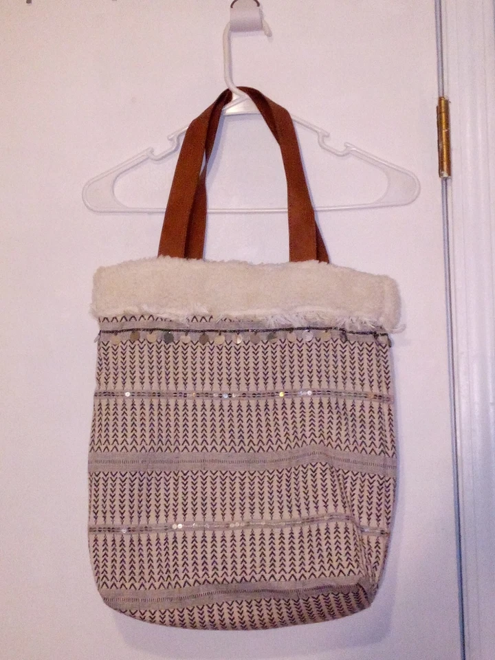 mossimo cream colored bag with fur trim in good condition - Image 1 of 2