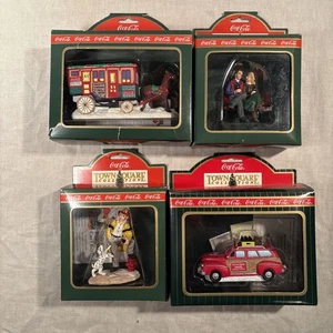 Vintage Mitte 90er Konvolut 4 Coca-Cola Town Square Sammlung Figuren - Bild 1 von 10