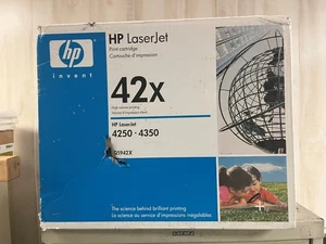 Original HP 42X Schwarzer Drucktoner Q5942X - OLD STYLE VERSIEGELTE BOX mit kleinem Riss - Bild 1 von 1