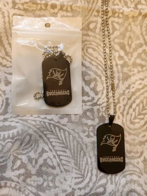 Collar colgante con etiqueta de perro del ejército de la NFL Tampa Bay Buccaneers (juego de 2) Foto 1 de 2