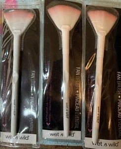 3er Pack Wet n Wild Fächerbürsten C791A Maße: 6" lang & 1-3/4" breit - Bild 1 von 2