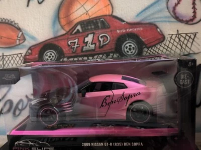 Nissan GT-R (R35) 2009 Ben Sopra Diecast 1:24 Pink Slips Jada Metals Foto 1 de 4