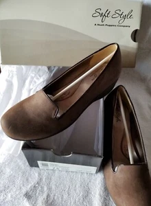 Sz 7.5 Soft Style by Hush Puppies Lindzey Dark Brown Faux Suede 1.5 In Wedge NEW - Picture 1 of 4