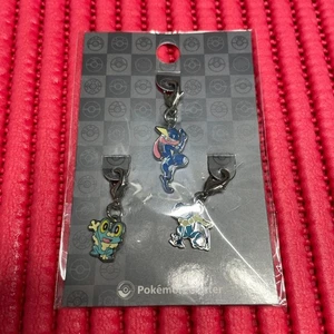 Metall Anhänger Froakie Frogadier Greninja Schlüsselanhänger Set Pokemon Center c705 - Bild 1 von 2