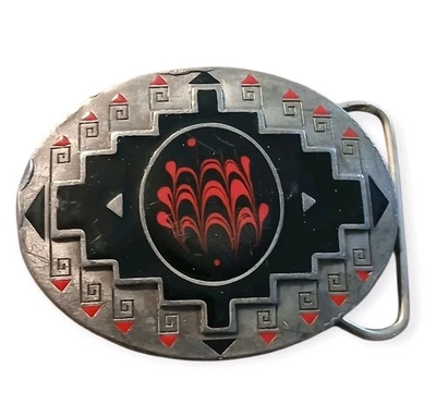 Fivela de cinto vintage C & J Inc estilo indígena nativo americano esmalte preto e vermelho 1995 - Imagem 1 de 4