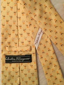 Corbata amarilla Salvatore Ferragamo con estampado de ballenas nadadoras seda ITALIA ($190) - Imagen 1 de 5
