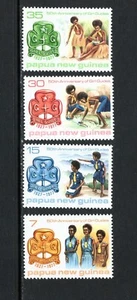 Papúa Nueva Guinea 1977 GUÍAS DE NIÑAS E INSIGNIA DE ORO SC 470-73 SG 338-41 Estampillada sin montar o nunca montada - Imagen 1 de 1