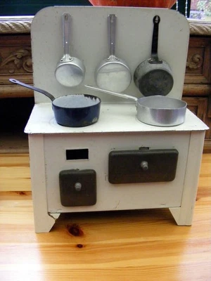 Jouets cuisinière en tôle ancien avec 5 petites casseroles en bon état. - Photo 1/4
