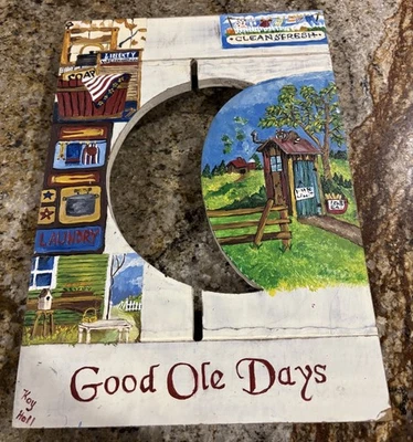 Letrero de arte popular Outhouse pintado a mano con decoración de pared recortada de luna Foto 1 de 4