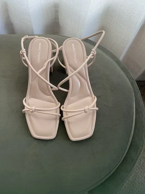 Sandálias femininas de couro Marc Fisher tamanho 8 1/2 M bege com salto biqueira aberta - Imagem 1 de 3