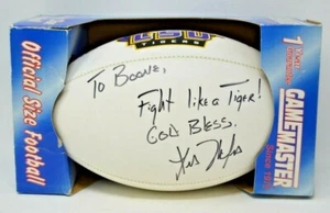 Emblema Firmado Juego Master Fútbol LSU Tigres Serie Firma Nuevo en Embalaje - Imagen 1 de 2