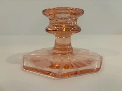 Candelabro de vidrio rosa depresión flores grabadas en base vintage Foto 1 de 4