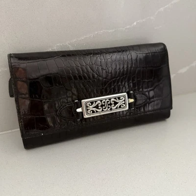 Cartera Brighton Vintage Marrón Oscuro Cuero Repujado Cocodrilo Doble Pliegue Acentos Plateados Foto 1 de 4
