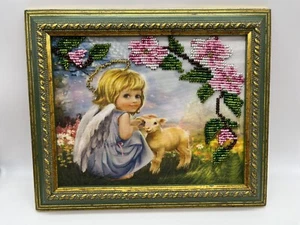 Engel mit Lamm auf Seidenstoff, Heiligenschein und Blumen sind mit Rocailles verziert - Bild 1 von 4