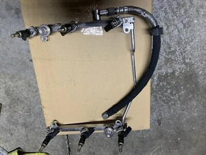 2006 R350 Mercedes Benz 6 Cylinder 4 Matic Fuel Injectors With Rail, Dampers And - Picture 1 of 4