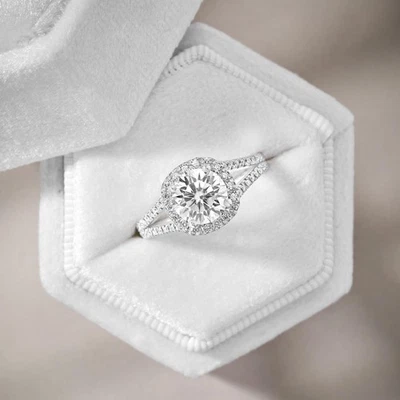 Anillo de compromiso de diamantes con vástago dividido halo corte redondo de 3,42 quilates VVS1 D pavé 14 k Foto 1 de 4