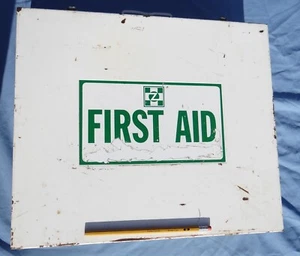Vintage Large Heavy Guage Steel Metal First Aid Box ZEE USA Organize/Storage - Picture 1 of 12