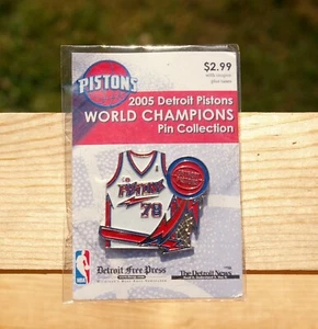 Camiseta deportiva de los Detroit Pistons 78 2005 NBA baloncesto 1 1/8" pasador de metal y esmalte - Imagen 1 de 3
