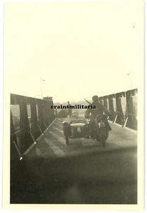 Orig. Foto Kradmelder auf Motorrad m. Eule Wappen Notbrücke Holland Belgien 1940 - Bild 1 von 1