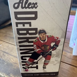 Alex "The Cat" DeBrincat Chicago Blackhawks 2018 Training Camp SGA Bobblehead - Foto 1 di 9