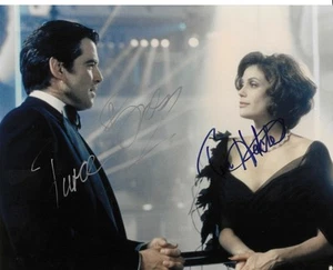 PIERCE BROSNAN & TERI HATCHER signiert in TOMORROW NEVER DIES 8x10 mit COA - Bild 1 von 4