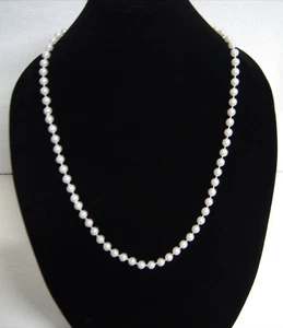 Sehr weiße Kunstperlen Halskette Endlosschlaufe 50er Jahre Stil Mid Century Kostüm 28" - Bild 1 von 2