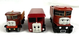 3 Thomas & Friends Trackmaster - Bertie Bus, camion Elizabeth e pianale, spedizione gratuita - Foto 1 di 12