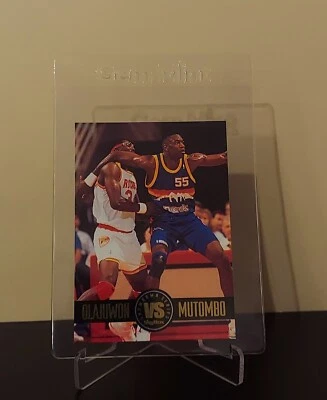 1993-94 Skybox Premium #SS4 Hakeem Olajuwan - Dikembe Mutombo - showdown -Mint  - Image 1 of 2