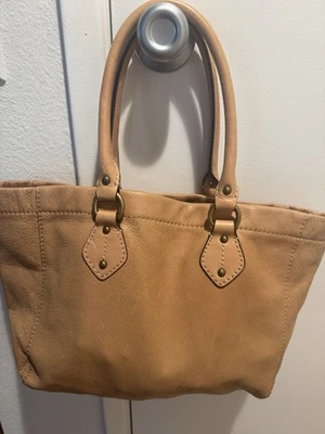 J Crew маленький желтовато-коричневый из натуральной кожи сумка с короткими ручками/сумка. Маленький внутренний карман. Отличное состояние товара. - Изображение 1 из 4