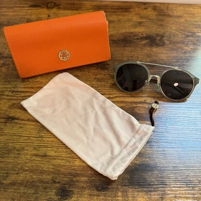 Gafas de sol Tory Burch TY 9048 con marco de plástico con estuche Foto 1 de 4