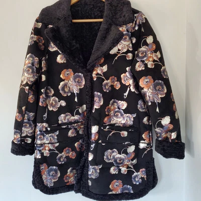 Abrigo NIKKI JONES Talla S Reversible Imitación Persa Cordero/Imitación Gamuza Negro Floral Foto 1 de 4