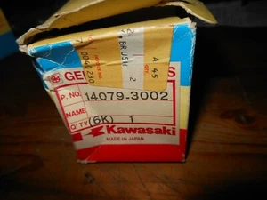Nuevo de lote antiguo Kawasaki JS440 JS550 Conjunto de soporte para cepillo # 14079-3002 - Imagen 1 de 4