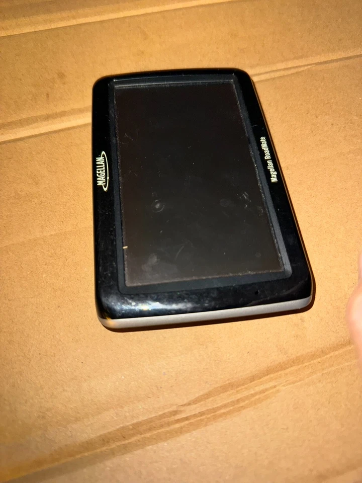 Magellan RoadMate Model 3045  Portable GPS Navigator System 4.7" Screen - Image 1 of 3