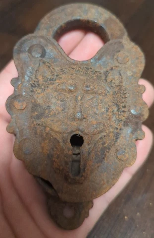 RARE ANTIQUE CAST IRON LION  CAT FIGURE PADLOCK LOCK FACE Chip FRONT TAIL BACK Cover